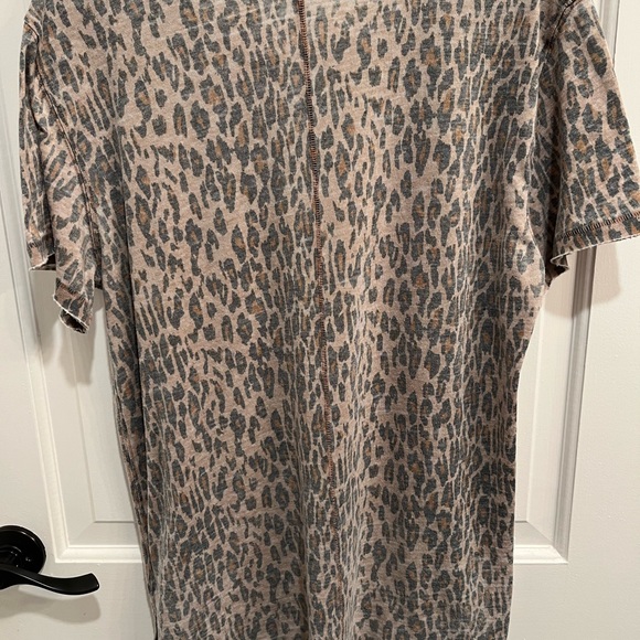 Free People Tourist Tee Leopard Cheetah Print
Short Sleeve T-Shirt - Picture 3 of 6